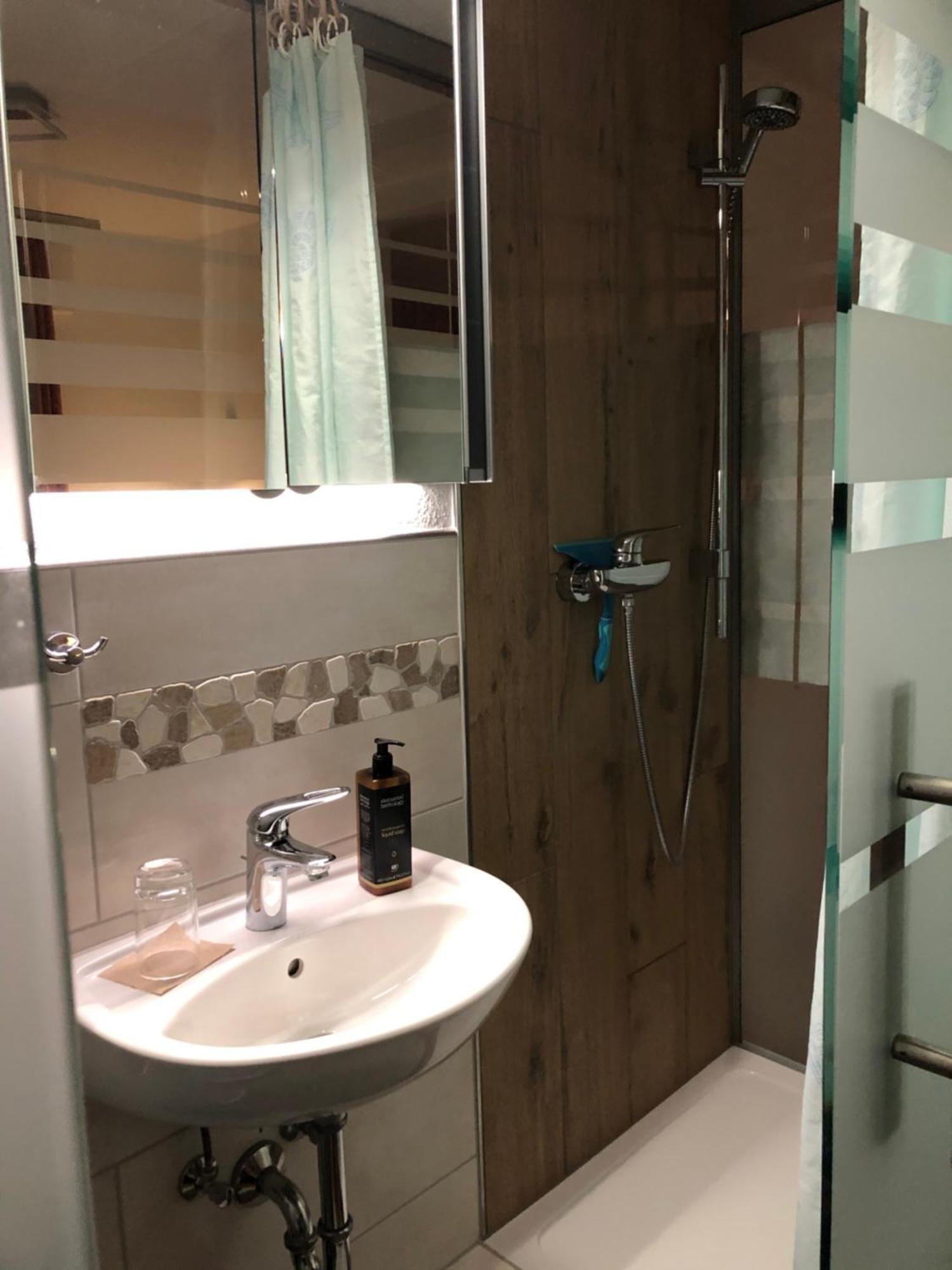 Aussichtszimmer Mit Modernem Glasbad Und Balkon Coblença Exterior foto
